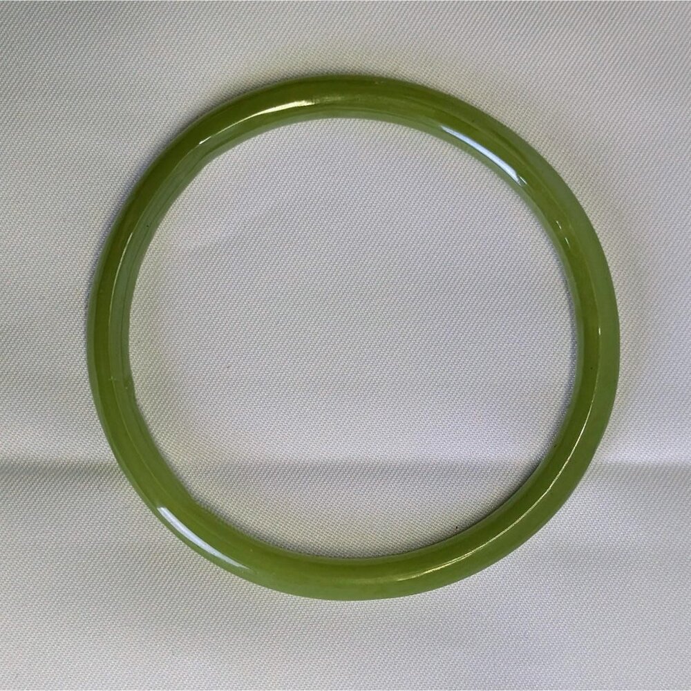 vintage green agate bracelet, approximately 60 to 62 mm, excellent condition